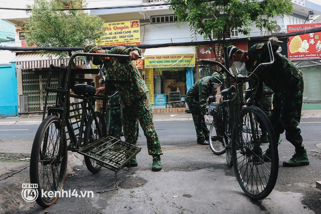 Ảnh: Quân đội dùng xe đạp thồ hàng trăm kg gạo và thực phẩm đến người dân trong hẻm nhỏ Sài Gòn - Ảnh 4.