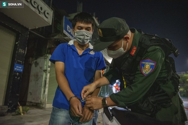 Theo chân tổ công tác 141 ngày lễ 2/9: Kẻ giấu ma túy trong hộp mỹ phẩm, người chui vào ngõ bỏ chạy - Ảnh 9.