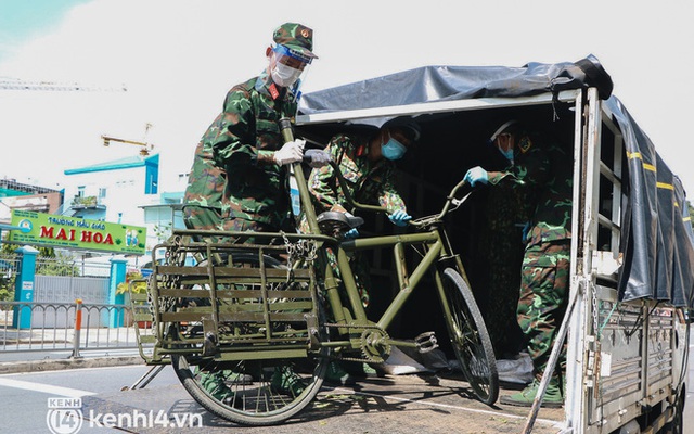 Ảnh: Quân đội dùng xe đạp thồ hàng trăm kg gạo và thực phẩm đến người dân trong hẻm nhỏ Sài Gòn