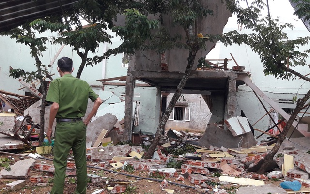 Căn nhà bị đổ sập hoàn toàn sau vụ nổ