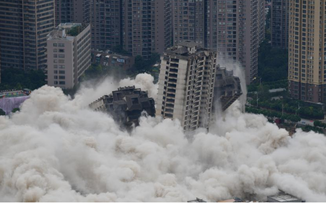 Chưa đầy 1 phút, 15 tòa nhà cao tầng bỗng chốc biến thành đống đổ nát