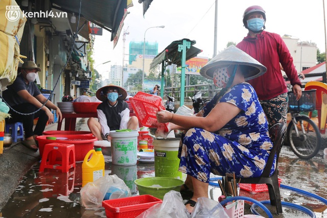 Buổi chiều như 30 Tết ở Sài Gòn sau gần 90 ngày giãn cách: Người dọn dẹp nhà cửa, người dắt xe đi sửa, ai cũng háo hức đợi ngày mai nới lỏng - Ảnh 11.