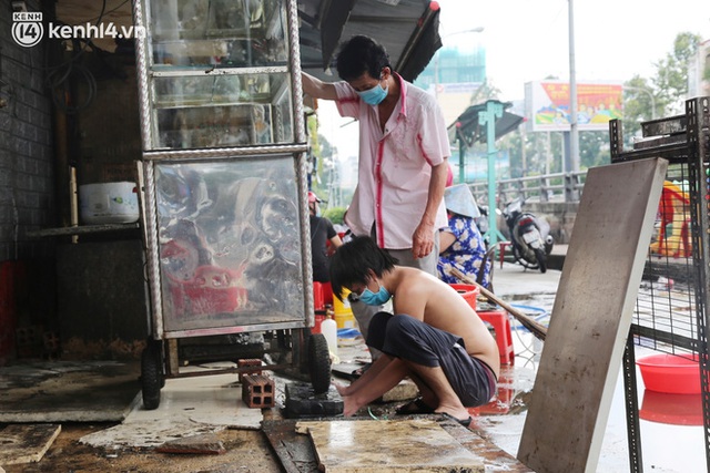Buổi chiều như 30 Tết ở Sài Gòn sau gần 90 ngày giãn cách: Người dọn dẹp nhà cửa, người dắt xe đi sửa, ai cũng háo hức đợi ngày mai nới lỏng - Ảnh 8.