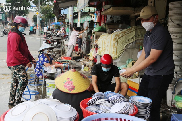 Buổi chiều như 30 Tết ở Sài Gòn sau gần 90 ngày giãn cách: Người dọn dẹp nhà cửa, người dắt xe đi sửa, ai cũng háo hức đợi ngày mai nới lỏng - Ảnh 9.