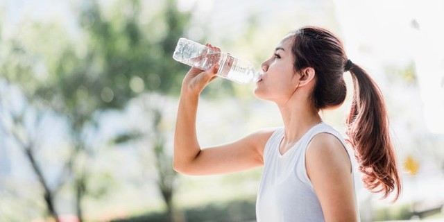 Uống nhiều nước tốt cho cơ thể tuy nhiên có hai mốc thời gian trong ngày cần đặc biệt lưu ý: Vào thời điểm này uống nước càng ít càng tốt - Ảnh 1.