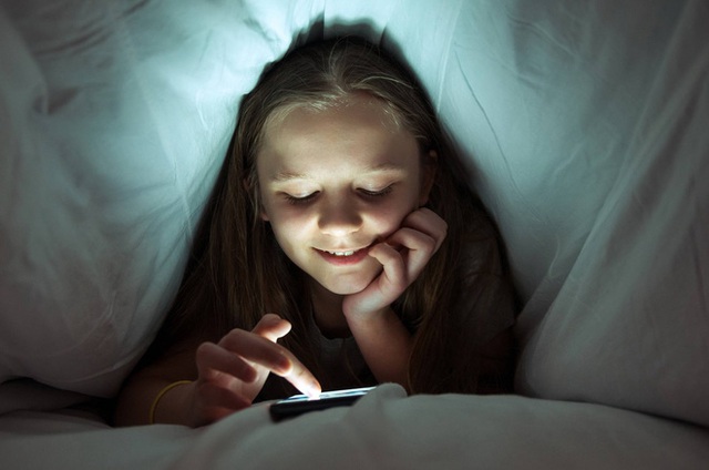 Thói quen nhiều người thường mắc phải trước khi đi ngủ vô tình gây ra 4 vấn đề ảnh hưởng nghiêm trọng đến sức khỏe - Ảnh 3.