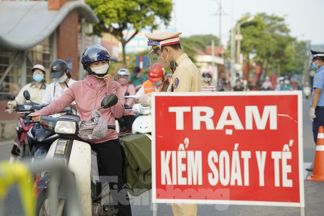  Ngày đầu thực hiện kiểm soát người ra vào vùng đỏ ở Thủ đô  - Ảnh 4.