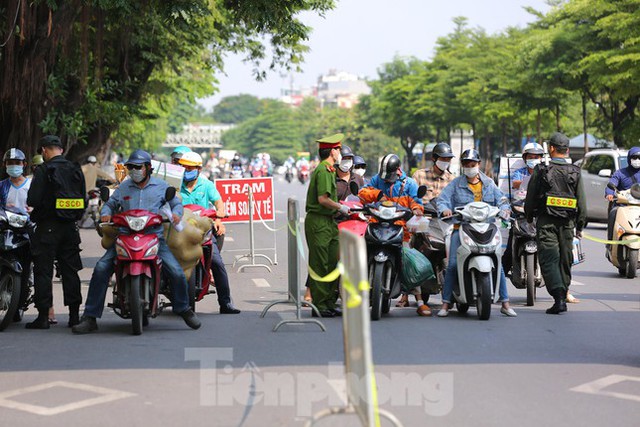  Ngày đầu thực hiện kiểm soát người ra vào vùng đỏ ở Thủ đô  - Ảnh 7.