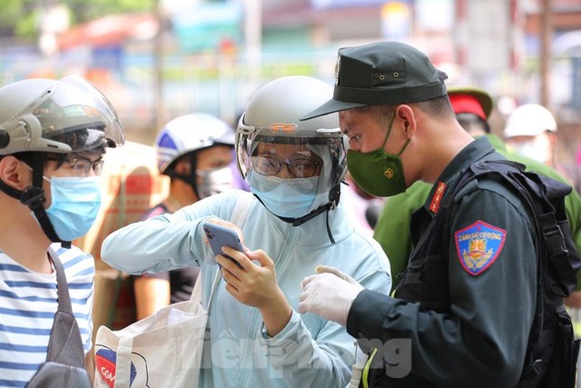  Ngày đầu thực hiện kiểm soát người ra vào vùng đỏ ở Thủ đô  - Ảnh 8.