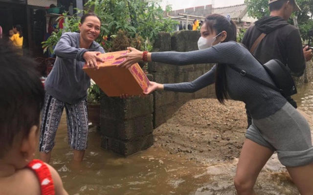 Hậu bão lụt, nhiều người vẫn mong đợi "cô Tiên" thúc đẩy hành trình của tạo các giá trị chia sẻ chung, tiếp tục tạo dựng niềm tin, vốn xã hội (ảnh: Nữ ca sỹ Thủy Tiên dầm mình trong nước lũ trao quà cho bà con miền Trung chịu bão lũ năm 2020)