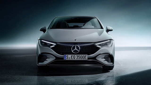Mercedes-Benz EQE chạy điện ra mắt - đàn em của siêu sedan EQS với trang bị không kém cạnh, tầm hoạt động 660 km - Ảnh 1.