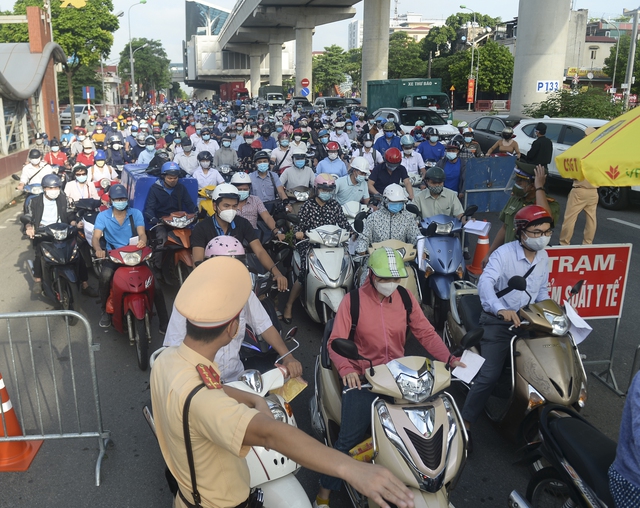  Hà Nội: Sáng đầu tuần, một chốt kiểm dịch ùn ứ nghiêm trọng  - Ảnh 1.