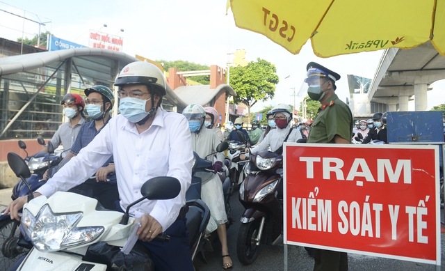  Hà Nội: Sáng đầu tuần, một chốt kiểm dịch ùn ứ nghiêm trọng  - Ảnh 5.