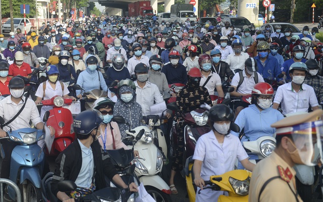 Hà Nội: Sáng đầu tuần, một chốt kiểm dịch ùn ứ nghiêm trọng