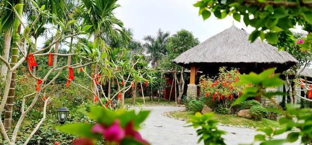 Nhà vườn 2000m2 tuyệt đẹp ở ngoại thành Hà Nội: Có mái lá, bể bơi và cả sân golf mini, không gian sống lý tưởng như resort cao cấp, ai cũng mê - Ảnh 2.