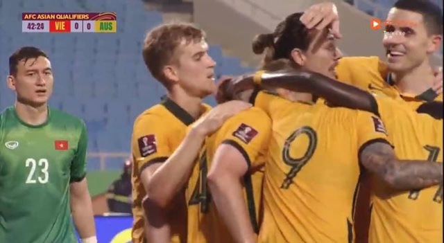 Hình ảnh xót xa trên sân: Có một Đặng Văn Lâm buồn bã phía sau những cầu thủ Australia đang ăn mừng - Ảnh 4.