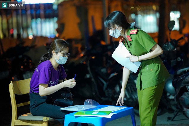 Hà Nội: Người dân xin cấp Giấy đi đường trong đêm, Công an làm việc hết công suất - Ảnh 9.