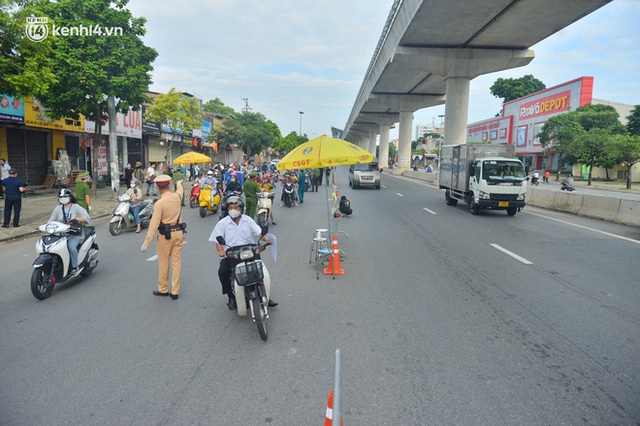 Hà Nội: Cảnh sát lập chốt dài hơn 1km kiểm tra người dân đi vào vùng đỏ - Ảnh 1.