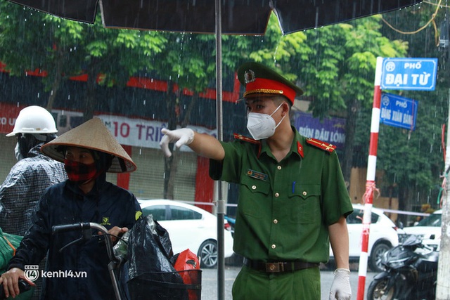 Hà Nội: Người thân đội mưa tầm tã tiếp tế cho khu phong toả hơn 1.200 dân chợ Đại Từ - Ảnh 2.