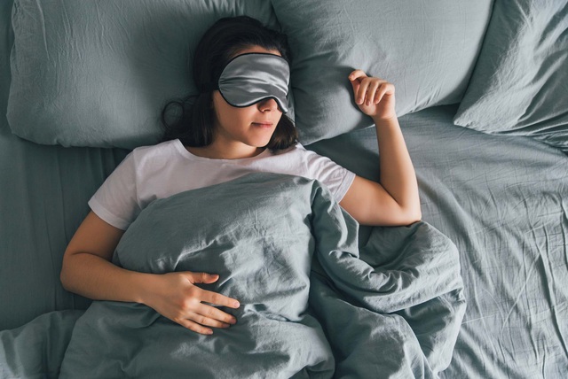 Đêm ngủ thường bị giật mình có phải dấu hiệu của bệnh lý nào không? Nếu xảy ra thường xuyên, bạn cần chú ý những điều sau - Ảnh 2.