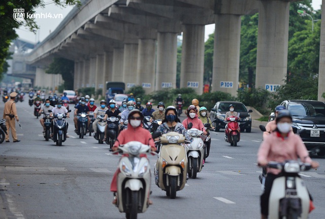 Hà Nội: Cảnh sát lập chốt dài hơn 1km kiểm tra người dân đi vào vùng đỏ - Ảnh 6.