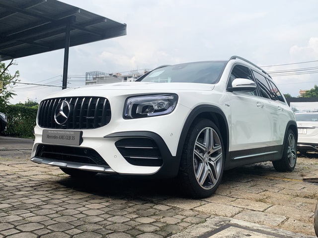 Mercedes-AMG GLB 35 ồ ạt về đại lý: SUV 7 chỗ mạnh nhất Việt Nam cho dân chơi mê tốc độ, giá đắt hơn GLC 300 - Ảnh 2.