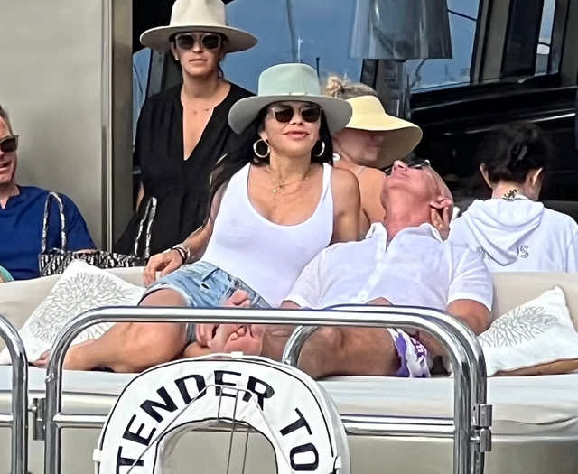 Tỷ phú Amazon và người tình đón năm mới bên nhau với loạt động thái khiến người xem chướng mắt, bạn bè cũng phải nhăn mặt - Ảnh 1.