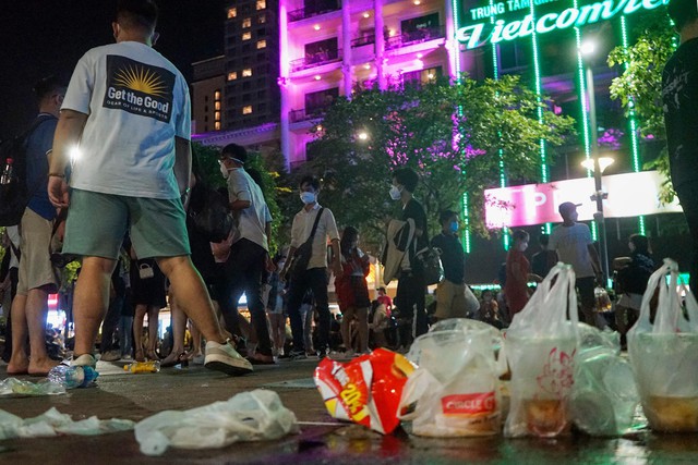 Hơn 4 tấn rác thải ngập trắng phố đi bộ Nguyễn Huệ sau đêm Countdown rực rỡ - Ảnh 3.