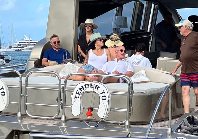 Tỷ phú Amazon và người tình đón năm mới bên nhau với loạt động thái khiến người xem chướng mắt, bạn bè cũng phải nhăn mặt - Ảnh 3.