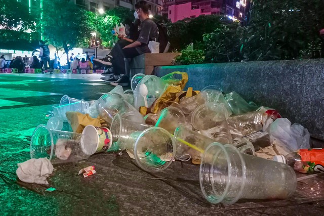 Hơn 4 tấn rác thải ngập trắng phố đi bộ Nguyễn Huệ sau đêm Countdown rực rỡ - Ảnh 6.