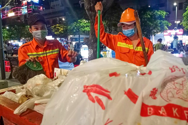Hơn 4 tấn rác thải ngập trắng phố đi bộ Nguyễn Huệ sau đêm Countdown rực rỡ - Ảnh 7.