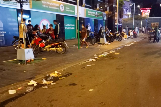 Hơn 4 tấn rác thải ngập trắng phố đi bộ Nguyễn Huệ sau đêm Countdown rực rỡ - Ảnh 8.