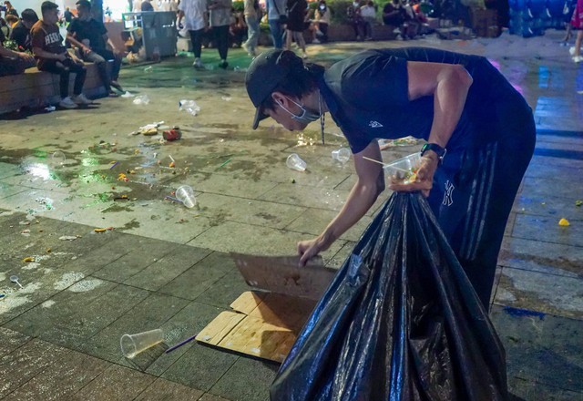 Hơn 4 tấn rác thải ngập trắng phố đi bộ Nguyễn Huệ sau đêm Countdown rực rỡ - Ảnh 9.