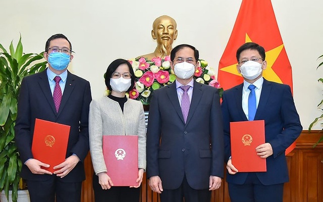 Bộ trưởng Bộ Ngoại giao Bùi Thanh Sơn trao quyết định bổ nhiệm và chúc mừng các tân Vụ trưởng.