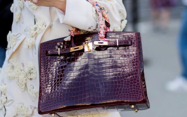 Một khách mời của tuần lễ thời trang Paris mang theo một chiếc túi Hermès. Ảnh: Getty Images