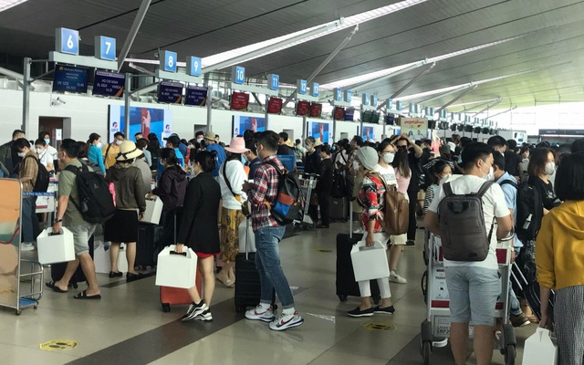 Cục Hàng không Việt Nam vừa tiếp tục có văn bản kiến nghị Bộ GTVT về giải pháp hạn chế chuyến bay combo (chuyến bay trọn gói) tại hai Cảng hàng không quốc tế Nội Bài và Tân Sơn Nhất để giảm ùn tắc.
