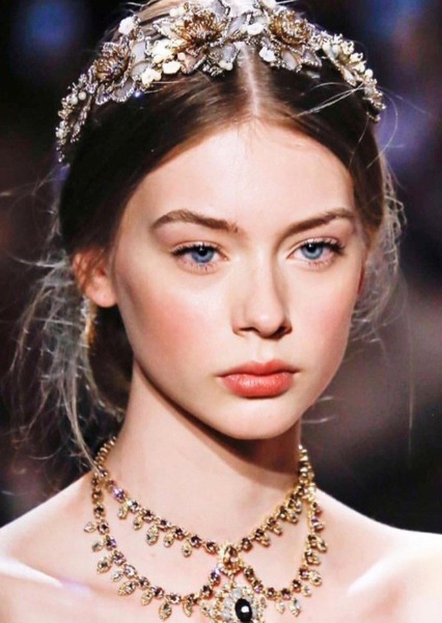  Nàng mẫu Hà Lan được ví như nữ thần Hy Lạp vì vẻ đẹp vô thực, makeup hay mặt mộc đều xuất sắc, tưởng lạ hóa ra mẫu ruột của Chanel - Ảnh 2.