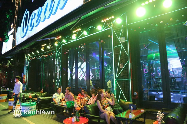  Karaoke ở TP.HCM “cháy phòng” trong ngày đầu hoạt động trở lại, bar, vũ trường vẫn vắng khách - Ảnh 12.