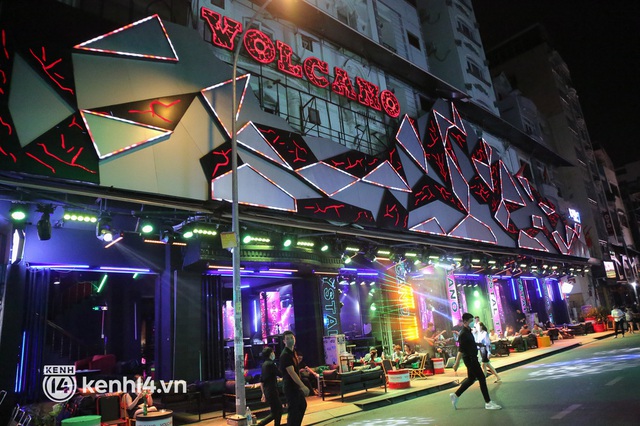  Karaoke ở TP.HCM “cháy phòng” trong ngày đầu hoạt động trở lại, bar, vũ trường vẫn vắng khách - Ảnh 13.