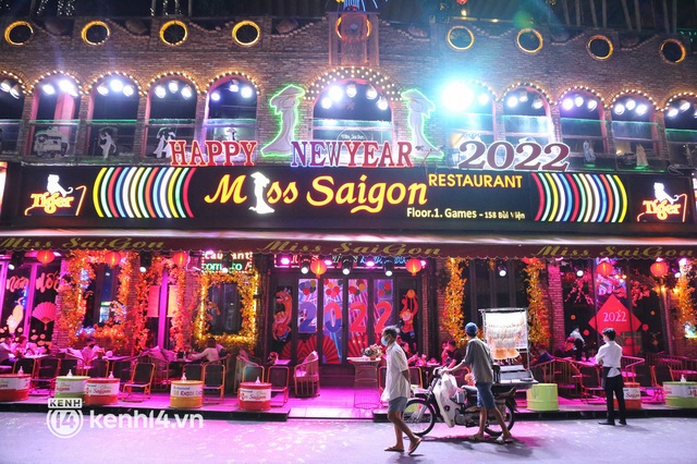  Karaoke ở TP.HCM “cháy phòng” trong ngày đầu hoạt động trở lại, bar, vũ trường vẫn vắng khách - Ảnh 14.