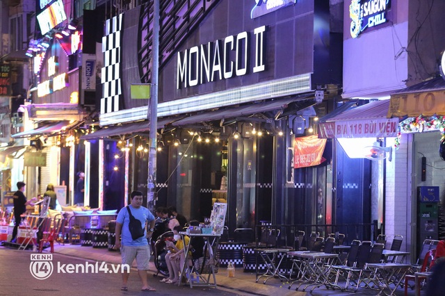  Karaoke ở TP.HCM “cháy phòng” trong ngày đầu hoạt động trở lại, bar, vũ trường vẫn vắng khách - Ảnh 21.