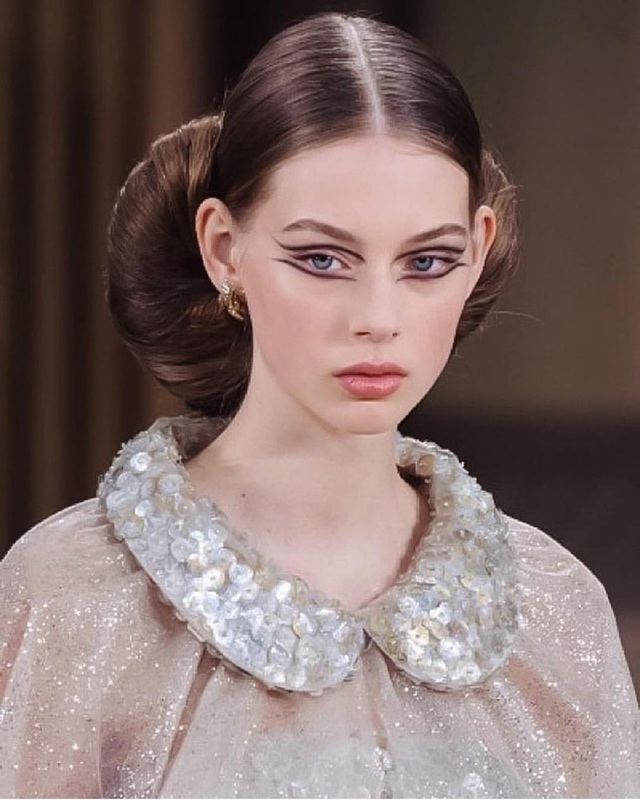  Nàng mẫu Hà Lan được ví như nữ thần Hy Lạp vì vẻ đẹp vô thực, makeup hay mặt mộc đều xuất sắc, tưởng lạ hóa ra mẫu ruột của Chanel - Ảnh 3.