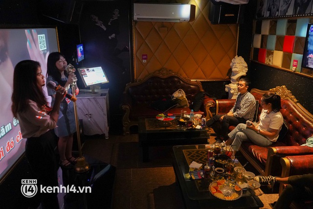  Karaoke ở TP.HCM “cháy phòng” trong ngày đầu hoạt động trở lại, bar, vũ trường vẫn vắng khách - Ảnh 7.