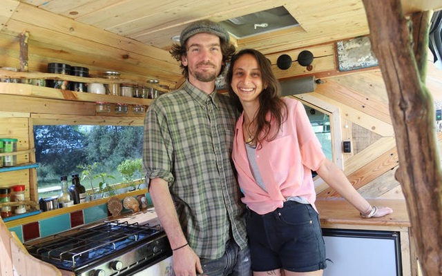 Yasmine El Kotni và René Brink trong chiếc xe tải mà họ đã chuyển đổi thành một ngôi nhà sử dụng vật liệu tái chế. Ảnh: Insider