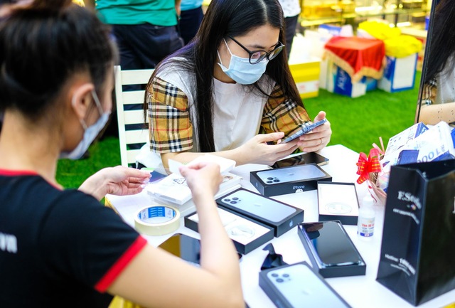 Người dùng Việt đua lên đời smartphone mới, iPhone 13 bán chạy nhất - Ảnh 1.