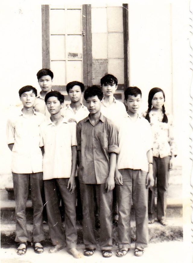Cô gái đứng ngoài cùng bức ảnh: Xuất thân danh giá, thành tích học khủng đến mức trở thành hiện tượng Việt Nam ở nước ngoài - Ảnh 1.