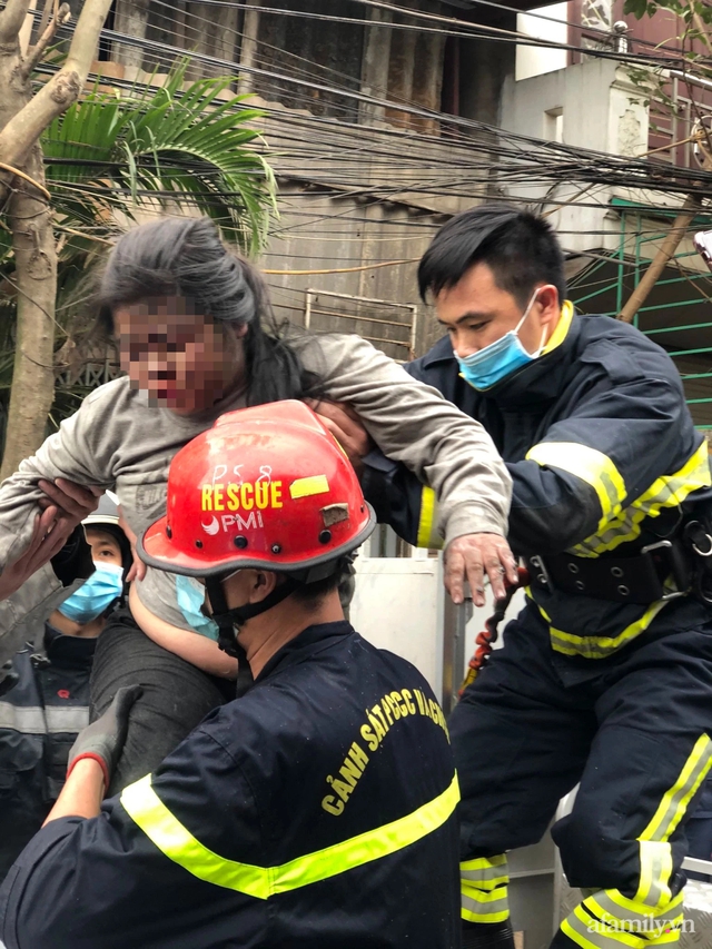 Người hùng đạp bung cửa sắt cứu sống bé gái trong ngôi nhà cháy dữ dội ở Hà Nội: Ai cũng sẽ làm như tôi thôi - Ảnh 5.