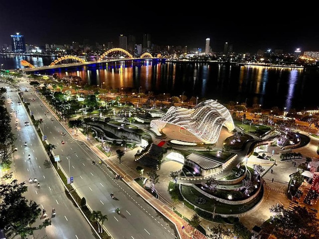 Xem độ hoành tráng của công viên 700 tỷ nằm bên bờ sông Hàn ở Đà Nẵng vừa được khánh thành - Ảnh 9.