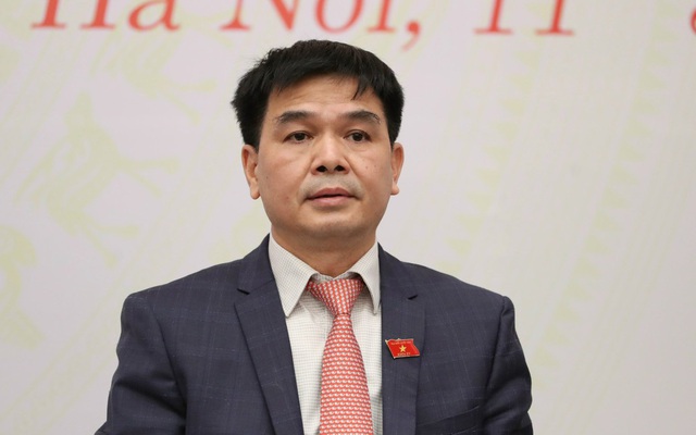 Phó chủ nhiệm Ủy ban Tài chính - Ngân sách Nguyễn Hữu Toàn nói việc giao Chính phủ nghiên cứu tăng thuế đối với giao dịch chứng khoán, bất động sản là bước đi thận trọng cần thiết của Quốc hội - Ảnh: Quochoi