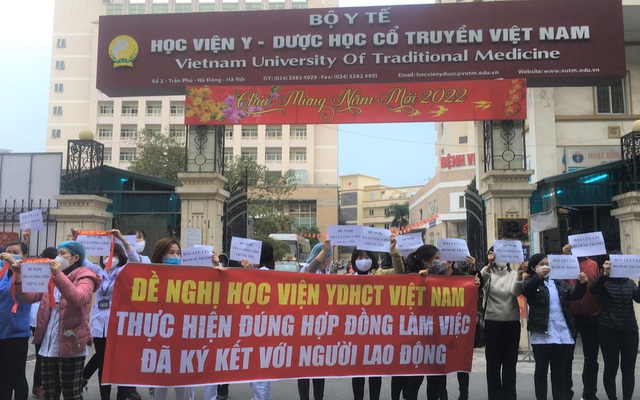 Hà Nội: Hơn 40 y bác sĩ xuống đường cầm băng rôn "cầu cứu" vì bị nợ lương suốt 8 tháng